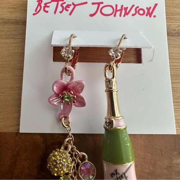 Betsey Johnson Island Flower Lime & Champagne Mismatch Drop Earrings New - Picture 3 of 3